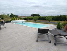 MAISON QUATRE CHAMBRES AVEC PISCINE ET GARAGE .