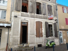   "Demeure de caractère en plein centre-ville : un potentiel exceptionnel à révéler."