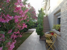 MAISON COMPOSEE DE DEUX APPARTEMENTS ,QUARTIER CALME.