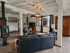 Ancien établissement hôtelier reconverti en logements avec piscine .