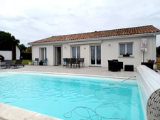 MAISON QUATRE CHAMBRES AVEC PISCINE ET GARAGE .