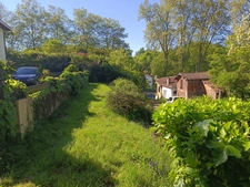 Exclusivité : Terrain constructible arboré en Cœur de Ville avec petite dépendance