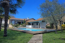 MAISON COEUR DE VILLE AVEC PISCINE .
