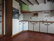 Maison à trois chambres avec un double garage située dans un environnement boisé sans voisins.
