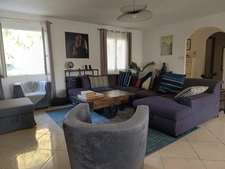 CONTEMPORAINE DE 180 M² AUX PRESTATIONS DE QUALITE AVEC PISCINE CHAUFFEE .