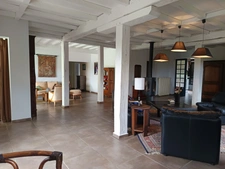 Ancien établissement hôtelier reconverti en logements avec piscine .