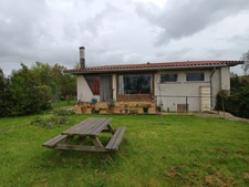 Maison des hauteurs avec vue dégagée et fort potentiel – 1300 m² de terrain