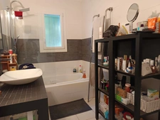 Maison constituée de deux appartements avec garage, située dans un quartier paisible.