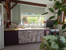 Charmante maison avec garage, idéalement située à proximité de toutes les commodités.