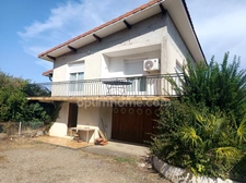 Maison des hauteurs avec vue dégagée et fort potentiel – 1300 m² de terrain