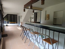 Établissement hôtelier antérieur réaménagé en logements avec piscine.