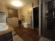 CONTEMPORAINE DE 180 M² AUX PRESTATIONS DE QUALITE AVEC PISCINE CHAUFFEE .