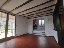 Maison à trois chambres avec un double garage située dans un environnement boisé sans voisins.