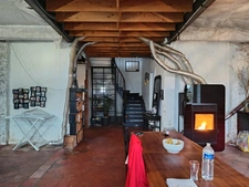 ANCIEN CORPS DE FERME SUR 13356 M² A DEUX PAS DU VILLAGE