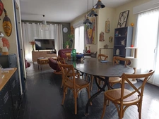 Maison des hauteurs avec vue dégagée et fort potentiel – 1300 m² de terrain