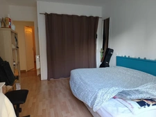 Maison constituée de deux appartements avec garage, située dans un quartier paisible.