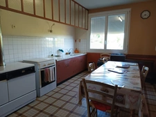 Habitation de plain-pied comportant 4 chambres.