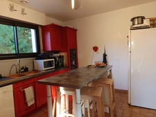 Maison constituée de deux appartements avec garage, située dans un quartier paisible.