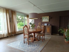 Ancien établissement hôtelier reconverti en logements avec piscine .