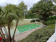 Établissement hôtelier antérieur réaménagé en logements avec piscine.