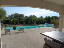 CONTEMPORAINE DE 180 M² AUX PRESTATIONS DE QUALITE AVEC PISCINE CHAUFFEE .