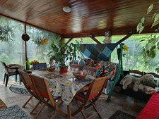 MAISON COMPOSEE DE DEUX APPARTEMENTS ,QUARTIER CALME.