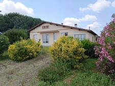 Habitation de plain-pied comportant 4 chambres.