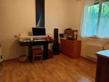 Maison constituée de deux appartements avec garage, située dans un quartier paisible.