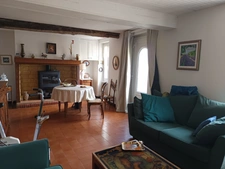 Charmante maison avec garage, idéalement située à proximité de toutes les commodités.