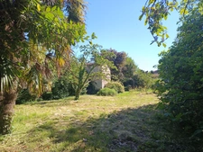 Exclusivité : Terrain constructible arboré en Cœur de Ville avec petite dépendance