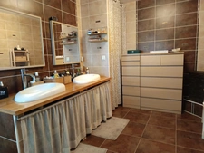 CONTEMPORAINE DE 180 M² AUX PRESTATIONS DE QUALITE AVEC PISCINE CHAUFFEE .