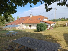 Charmante maison avec garage, idéalement située à proximité de toutes les commodités.