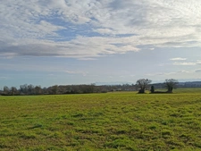EMPLACEMENT EXCEPTIONNEL POUR CET ANCIEN CORPS DE FERME DE 4 HECTARES , VUE PYRENEES .