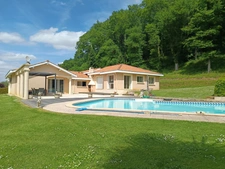 SUPERBE CONTEMPORAINE AVEC PISCINE DANS UN IDYLIQUE