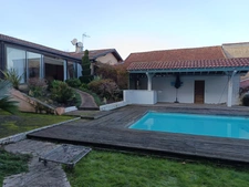 MAISON COEUR DE VILLE AVEC PISCINE .