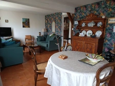 Charmante maison avec garage, idéalement située à proximité de toutes les commodités.