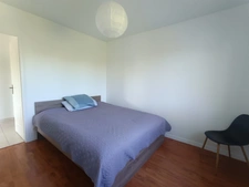 CONTEMPORAINE DE PLAIN-PIED DE QUATRE CHAMBRES AVEC PISCINE .