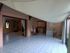 MAISON COEUR DE VILLE AVEC PISCINE .