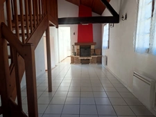Maison à trois chambres avec un double garage située dans un environnement boisé sans voisins.