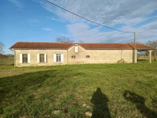 EMPLACEMENT EXCEPTIONNEL POUR CET ANCIEN CORPS DE FERME DE 4 HECTARES , VUE PYRENEES .