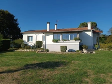 MAISON LUMINEUSE DE PLAIN -PIED 4 CHAMBRES VUE PYRENEES .