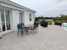 MAISON QUATRE CHAMBRES AVEC PISCINE ET GARAGE .