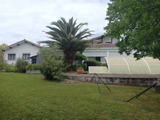 Établissement hôtelier antérieur réaménagé en logements avec piscine.