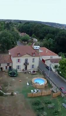 ANCIEN CORPS DE FERME SUR 13356 M² A DEUX PAS DU VILLAGE