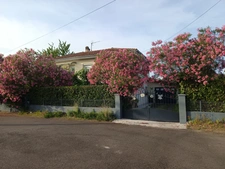 MAISON COMPOSEE DE DEUX APPARTEMENTS ,QUARTIER CALME.