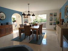 CONTEMPORAINE DE 180 M² AUX PRESTATIONS DE QUALITE AVEC PISCINE CHAUFFEE .