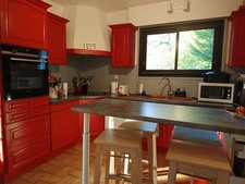 Maison constituée de deux appartements avec garage, située dans un quartier paisible.