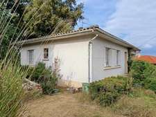 MAISON SUR SOUS SOL 3 CHAMBRES AVEC GARAGE , QUARTIER CALME .