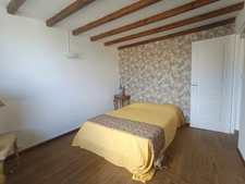 Charmante maison avec garage, idéalement située à proximité de toutes les commodités.