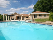 SUPERBE CONTEMPORAINE AVEC PISCINE DANS UN IDYLIQUE